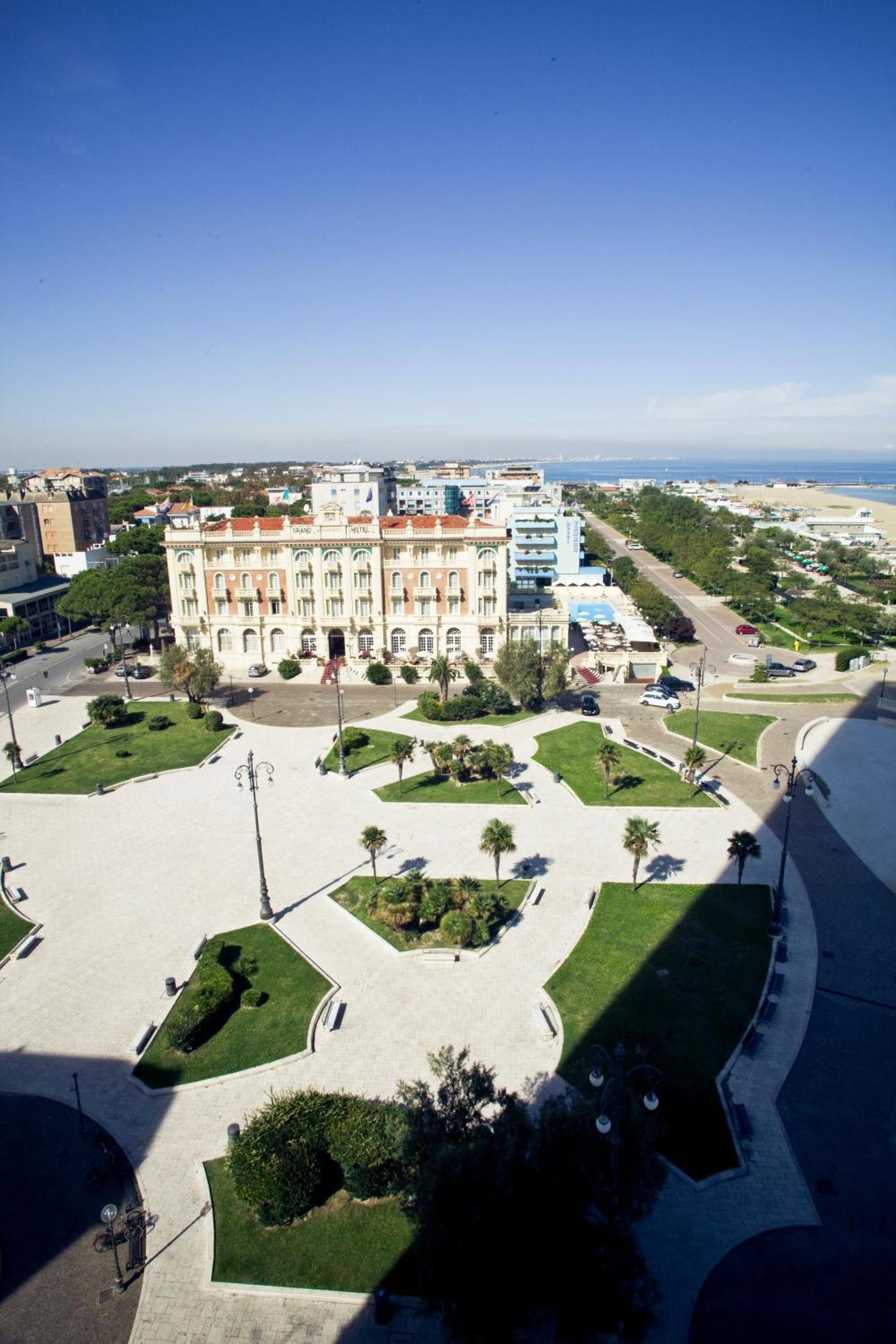 Grand Hotel تْشيزيناتيكو المظهر الخارجي الصورة